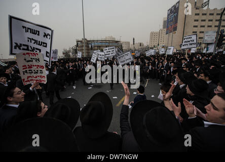 Gerusalemme. 2 Mar 2014. Ultra-Orthodox ebrei frequentare una massa anti-progetto di rally in Gerusalemme, 2 marzo 2014. Centinaia di migliaia di ultra- ebrei ortodossi raccolse Domenica a Gerusalemme per protestare contro un piano del governo per arruolare i loro giovani nell'esercito. Il governo sta spingendo per un progetto di legge di reclutamento ultra-ortodossi e mettere le sanzioni penali, compresa la detenzione, su progetto di dodgers. Credito: Li Rui/Xinhua/Alamy Live News Foto Stock