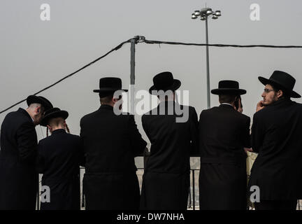 Gerusalemme. 2 Mar 2014. Ultra-Orthodox ebrei frequentare una massa anti-progetto di rally in Gerusalemme, 2 marzo 2014. Centinaia di migliaia di ultra- ebrei ortodossi raccolse Domenica a Gerusalemme per protestare contro un piano del governo per arruolare i loro giovani nell'esercito. Il governo sta spingendo per un progetto di legge di reclutamento ultra-ortodossi e mettere le sanzioni penali, compresa la detenzione, su progetto di dodgers. Credito: Li Rui/Xinhua/Alamy Live News Foto Stock