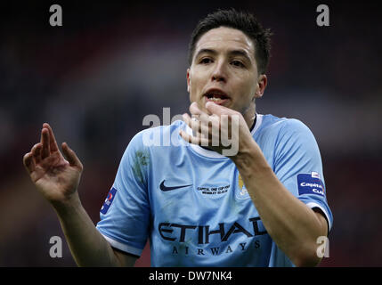 (140303) -- London, 3 marzo 2014 (Xinhua) -- Samir NASRI di Manchester City sostiene con l'assistente arbitro durante la capitale una tazza(Coppa di Lega) finale tra Manchester City e Sunderland allo Stadio di Wembley a Londra, in Gran Bretagna il 2 marzo 2014. Il Manchester City ha vinto 3-1. (Xinhua/Wang Lili) per solo uso editoriale. Non per la vendita a fini di commercializzazione o di campagne pubblicitarie. Nessun uso non autorizzato di audio, video, dati, calendari, CLUBLEAGUE loghi o servizi LIVE. ONLINE in corrispondenza uso limitato a 45 immagini, nessun video emulazione. Nessun uso in scommesse, giochi o singoli CLUBLEAGUEPLAYER PUBBLICAZIONI Foto Stock