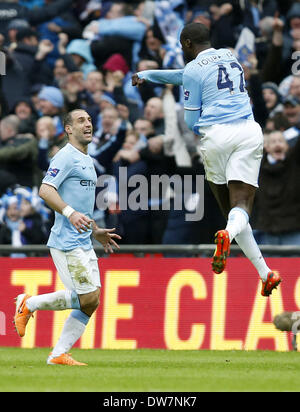 (140303) -- London, 3 marzo 2014 (Xinhua) -- Yaya Toure (R) del Manchester City celebra rigature durante il Capital One Cup Coppa di Lega) finale tra Manchester City e Sunderland allo Stadio di Wembley a Londra, in Gran Bretagna il 2 marzo 2014. Il Manchester City ha vinto 3-1. (Xinhua/Wang Lili) per solo uso editoriale. Non per la vendita a fini di commercializzazione o di campagne pubblicitarie. Nessun uso non autorizzato di audio, video, dati, calendari, CLUBLEAGUE loghi o servizi LIVE. ONLINE in corrispondenza uso limitato a 45 immagini, nessun video emulazione. Nessun uso in scommesse, giochi o singoli CLUBLEAGUEPLAYER PUBBLICAZIONI. Foto Stock