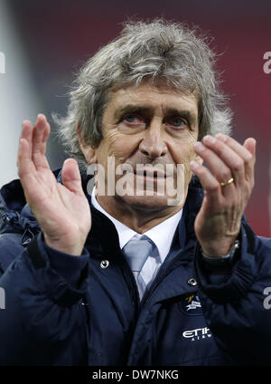 (140303) -- London, 3 marzo 2014 (Xinhua) -- Manuel Pellegrini, manager del Manchester City saluta i tifosi dopo la capitale una tazza(Coppa di Lega) finale tra Manchester City e Sunderland allo Stadio di Wembley a Londra, in Gran Bretagna il 2 marzo 2014. Il Manchester City ha vinto 3-1. (Xinhua/Wang Lili) per solo uso editoriale. Non per la vendita a fini di commercializzazione o di campagne pubblicitarie. Nessun uso non autorizzato di audio, video, dati, calendari, CLUBLEAGUE loghi o servizi LIVE. ONLINE in corrispondenza uso limitato a 45 immagini, nessun video emulazione. Nessun uso in scommesse, giochi o singoli CLUBLEAGUEPLAYER PUBBLICAZIONI. Foto Stock