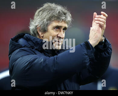 (140303) -- London, 3 marzo 2014 (Xinhua) -- Manuel Pellegrini, manager del Manchester City saluta i tifosi dopo la capitale una tazza(Coppa di Lega) finale tra Manchester City e Sunderland allo Stadio di Wembley a Londra, in Gran Bretagna il 2 marzo 2014. Il Manchester City ha vinto 3-1. (Xinhua/Wang Lili) per solo uso editoriale. Non per la vendita a fini di commercializzazione o di campagne pubblicitarie. Nessun uso non autorizzato di audio, video, dati, calendari, CLUBLEAGUE loghi o servizi LIVE. ONLINE in corrispondenza uso limitato a 45 immagini, nessun video emulazione. Nessun uso in scommesse, giochi o singoli CLUBLEAGUEPLAYER PUBBLICAZIONI. Foto Stock