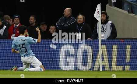 (140303) -- London, 3 marzo 2014 (Xinhua) -- Gesù Navas del Manchester City celebra rigature durante il Capital One Cup Coppa di Lega) finale tra Manchester City e Sunderland allo Stadio di Wembley a Londra, in Gran Bretagna il 2 marzo 2014. Il Manchester City ha vinto 3-1. (Xinhua/Wang Lili) per solo uso editoriale. Non per la vendita a fini di commercializzazione o di campagne pubblicitarie. Nessun uso non autorizzato di audio, video, dati, calendari, CLUBLEAGUE loghi o servizi LIVE. ONLINE in corrispondenza uso limitato a 45 immagini, nessun video emulazione. Nessun uso in scommesse, giochi o singoli CLUBLEAGUEPLAYER PUBBLICAZIONI. Foto Stock