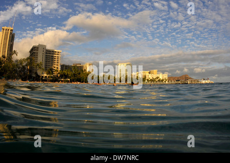 La spiaggia di Waikiki e vista dall'acqua, Oahu, Hawaii, STATI UNITI D'AMERICA Foto Stock