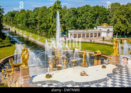 Grand cascata in Peterhof di San Pietroburgo Foto Stock