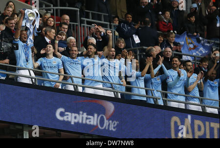 (140303) -- London, 3 marzo 2014 (Xinhua) -- Vincent Kompany del Manchester City solleva il trofeo con i compagni di squadra dopo la capitale una tazza(Coppa di Lega) finale tra Manchester City e Sunderland allo Stadio di Wembley a Londra, in Gran Bretagna il 2 marzo 2014. Il Manchester City ha vinto 3-1. (Xinhua/Wang Lili) per solo uso editoriale. Non per la vendita a fini di commercializzazione o di campagne pubblicitarie. Nessun uso non autorizzato di audio, video, dati, calendari, CLUBLEAGUE loghi o servizi LIVE. ONLINE in corrispondenza uso limitato a 45 immagini, nessun video emulazione. Nessun uso in scommesse, giochi o singola pubblicazione CLUBLEAGUEPLAYER Foto Stock