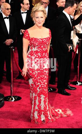 Los Angeles, CA. 2 Mar 2014. Bette Midler presso gli arrivi per la 86annuale di Academy Awards - Arrivi 1 - Gli Oscar 2014, Dolby Theatre a Hollywood e Highland Center, Los Angeles, CA il 2 marzo 2014. Credito: Gregorio Binuya/Everett raccolta/Alamy Live News Foto Stock