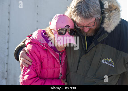 Willow, Alaska, Stati Uniti d'America. 2 Mar 2014. Marc Lester / Anchorage Daily News .Musher DeeDee Jonrowe prega con Scott Jenkins di Alaska missioni. Racing ha iniziato per il 2014 Sentiero Iditarod Sled Dog Race sul Lago di salice domenica pomeriggio, 2 marzo 2014. Sessanta nove squadre iniziato questo anno di Iditarod. Credito: Marc Lester/Anchorage Daily News/ZUMAPRESS.com/Alamy Live News Foto Stock