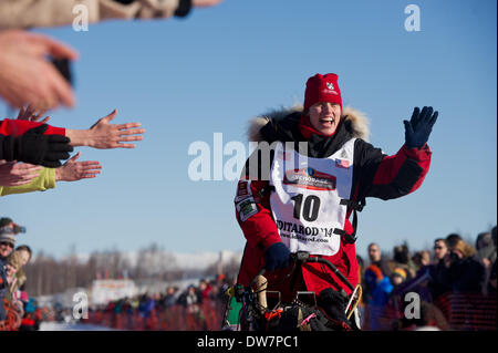 Willow, Alaska, Stati Uniti d'America. 2 Mar 2014. Marc Lester / Anchorage Daily News .Aliy Zirkle onde alle ventole sul Lago di Salice. Racing ha iniziato per il 2014 Sentiero Iditarod Sled Dog Race sul Lago di salice domenica pomeriggio, 2 marzo 2014. Sessanta nove squadre iniziato questo anno di Iditarod. Credito: Marc Lester/Anchorage Daily News/ZUMAPRESS.com/Alamy Live News Foto Stock