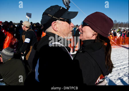 Willow, Alaska, Stati Uniti d'America. 2 Mar 2014. Marc Lester / Anchorage Daily News .Jeff King dice addio a Ellen Donoghue. Racing ha iniziato per il 2014 Sentiero Iditarod Sled Dog Race sul Lago di salice domenica pomeriggio, 2 marzo 2014. Sessanta nove squadre iniziato questo anno di Iditarod. Credito: Marc Lester/Anchorage Daily News/ZUMAPRESS.com/Alamy Live News Foto Stock