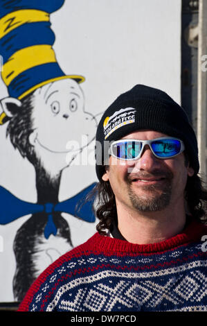 Willow, Alaska, Stati Uniti d'America. 2 Mar 2014. Marc Lester / Anchorage Daily News .Musher Hugh Neff diventa pronto per la gara in prossimità del suo carrello. Racing ha iniziato per il 2014 Sentiero Iditarod Sled Dog Race sul Lago di salice domenica pomeriggio, 2 marzo 2014. Sessanta nove squadre iniziato questo anno di Iditarod. Credito: Marc Lester/Anchorage Daily News/ZUMAPRESS.com/Alamy Live News Foto Stock