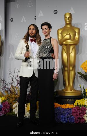 Los Angeles, Stati Uniti d'America. 2 Mar 2014. Jared Leto (L) pone con Anne Hathaway dopo che egli ha vinto il premio di miglior attore non protagonista per il suo ruolo in 'Dallas acquirenti Club' durante l'Oscar al Dolby Theatre di Los Angeles, Stati Uniti, 2 marzo 2014. Credito: Yang Lei/Xinhua/Alamy Live News Foto Stock