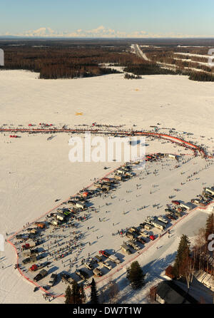 Willow, AK, STATI UNITI D'AMERICA. 2 Mar 2014. Con il monte Foraker, Mount Hunter e Monte McKinley all'orizzonte, mushers preparare i loro team per l'inizio del 2014 Sentiero Iditarod Sled Dog Race fuori di Willow, AK, domenica 2 marzo, 2014. 140302. Credito: Bob Hallinen/Anchorage Daily News/ZUMAPRESS.com/Alamy Live News Foto Stock