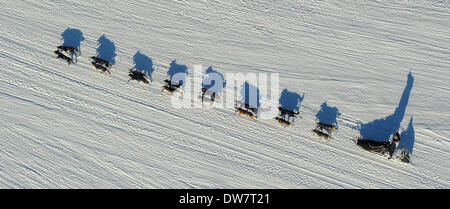Willow, AK, STATI UNITI D'AMERICA. 2 Mar 2014. Nathan Schroeder aziona il suo cane team giù il sentiero appena dopo l'inizio del 2014 Sentiero Iditarod Sled Dog Race fuori di Willow, AK, domenica 2 marzo, 2014. 140302. Credito: Bob Hallinen/Anchorage Daily News/ZUMAPRESS.com/Alamy Live News Foto Stock