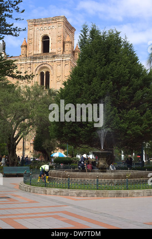 Parque Calderon e la nuova cattedrale nel centro di Cuenca, Ecuador Foto Stock