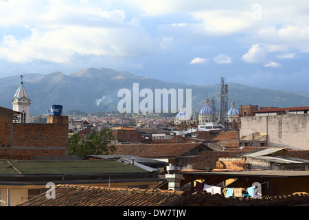 Vista sui tetti della città di Cuenca in Ecuador, con le tre cupole blu della nuova Cattedrale Foto Stock