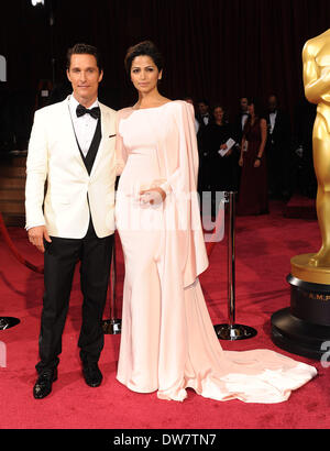 Hollywood, California, USA. 2 Mar 2014. MATTHEW MCCONAUGHEY, nominati per il miglior attore in un ruolo principale, arriva al 86º Academy Awards con sua moglie CAMILA ALVES. McConaughey indossa un Dolce & Gabbana tuxedo. Credito: Lisa O'Connor/ZUMAPRESS.com/Alamy Live News Foto Stock