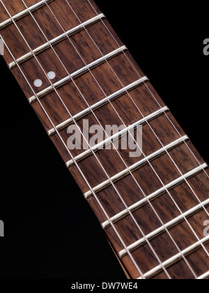 Primo piano della chitarra elettrica fretboard collo e stringhe Foto Stock