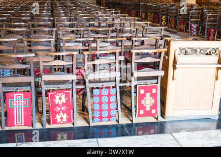 File di banchi in St Anne's Cathedral, Belfast Foto Stock