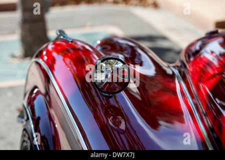 La riflessione di fotografo prendendo un selfie attraverso la veduta laterale specchio di un 1952 Jaguar, Marin County, California, Stati Uniti d'America. Foto Stock