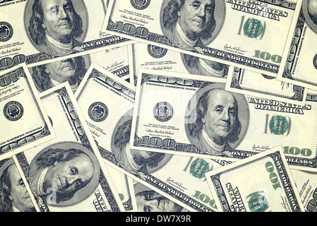 Centinaia di fatture del dollaro come sfondo. Pila di denaro, tema finanziario. Foto Stock