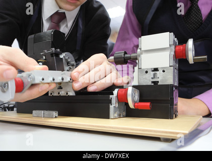 L'istruzione professionale maschio della High School agli studenti di seguire un corso di formazione in turner /Formazione Professionale Centro, Tambov, Russia Foto Stock