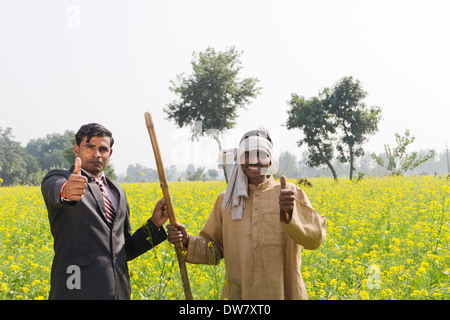 Imprenditore guidence per agricoltore indiano Foto Stock