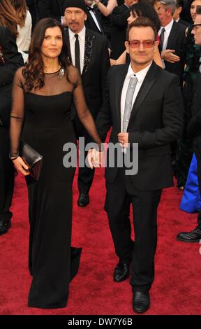 Bono presso gli arrivi per la 86annuale di Academy Awards - Arrivi 1 - Gli Oscar 2014, Dolby Theatre a Hollywood e Highland Center, Los Angeles, CA il 2 marzo 2014. Foto di: Dee Cercone/Everett Collection Foto Stock