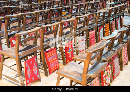 File di banchi in St Anne's Cathedral, Belfast Foto Stock