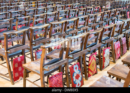 File di banchi in St Anne's Cathedral, Belfast Foto Stock