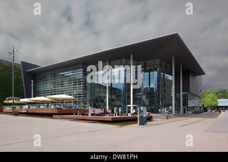Genk biblioteca pubblica, a Genk, in Belgio. Architetto: Claude Vasconi, 2008. Biblioteca visto da Stadsplein contro il cielo nuvoloso. Foto Stock