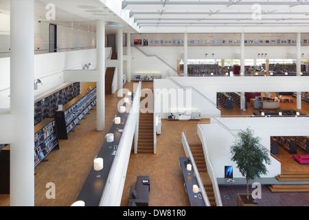 Genk biblioteca pubblica, a Genk, in Belgio. Architetto: Claude Vasconi, 2008. Atrium visto dal secondo piano con scala a piramide in ce Foto Stock