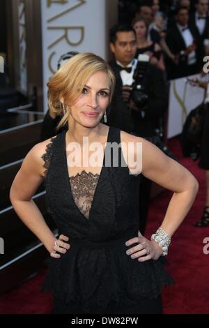Hollywood, California, USA. 2 Marzo, 2014. Noi attrice Julia Roberts assiste la 86Academy Awards aka Oscar in Dolby Theatre di Los Angeles, Stati Uniti d'America, il 02 marzo 2014. Credito: Hubert Boesl/dpa picture alliance/Alamy Live News Foto Stock