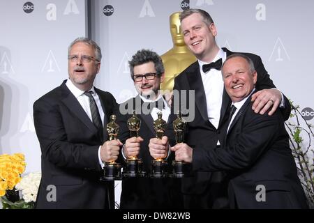 Los Angeles, California, USA. 2 Mar 2014. Skip Lievsay, Niv Adiri, Christopher Benstead e Chris Munro pongono in sala stampa durante l'Oscar al Loews Hotel Hollywood su marzo 2nd, 2014 Hollywood, California, USA. Credito: TLeopold/Globe foto/ZUMAPRESS.com/Alamy Live News Foto Stock