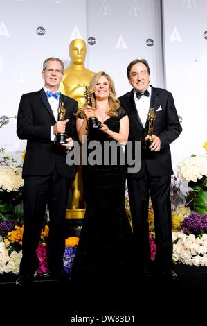 Peter Del Vecho, Jennifer Lee, Chris Buck in sala stampa per la 86annuale di Academy Awards - Press Room - Gli Oscar 2014, Dolby Theatre a Hollywood e Highland Center, Los Angeles, CA il 2 marzo 2014. Foto di: Elizabeth Goodenough/Everett Collection Foto Stock