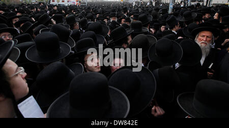 Gerusalemme. 2 Mar 2014. Ultra-Orthodox ebrei frequentare una massa anti-progetto di rally in Gerusalemme, 2 marzo 2014. Centinaia di migliaia di ultra- ebrei ortodossi raccolse Domenica a Gerusalemme per protestare contro un piano del governo per arruolare i loro giovani nell'esercito. Il governo sta spingendo per un progetto di legge di reclutamento ultra-ortodossi e mettere le sanzioni penali, compresa la detenzione, su progetto di dodgers. Credito: Muammar Awad/Xinhua/Alamy Live News Foto Stock