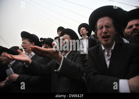 Gerusalemme. 2 Mar 2014. Ultra-Orthodox ebrei frequentare una massa anti-progetto di rally in Gerusalemme, 2 marzo 2014. Centinaia di migliaia di ultra- ebrei ortodossi raccolse Domenica a Gerusalemme per protestare contro un piano del governo per arruolare i loro giovani nell'esercito. Il governo sta spingendo per un progetto di legge di reclutamento ultra-ortodossi e mettere le sanzioni penali, compresa la detenzione, su progetto di dodgers. Credito: Gil Cohen Magen/Xinhua/Alamy Live News Foto Stock