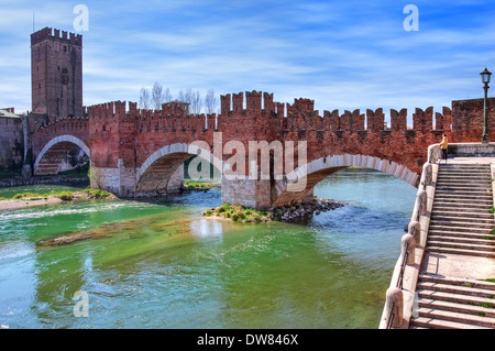 Famoso rosso mattone Castelvecchio ponte attraverso il fiume Adige a Verona, Italia. Foto Stock