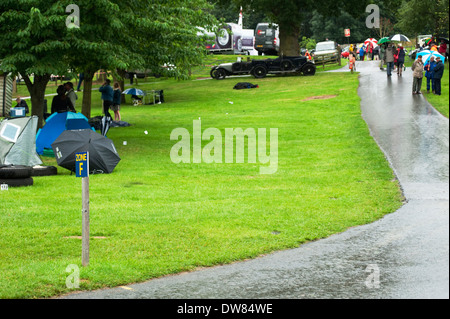 Il vuoto di zona paddock come le vetture sono partiti a correre su per la vscc prescott speed hill climb, Gloucestershire, Inghilterra, Regno Unito. Foto Stock