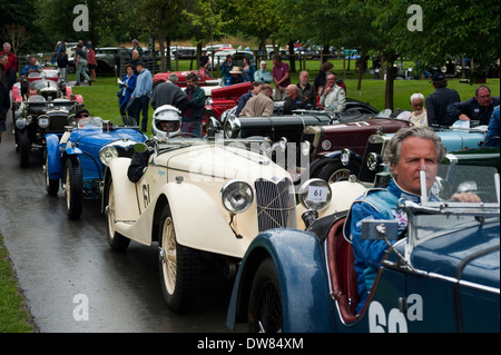 Nicholas rees in una riley sprite e Doug marr in un riley sprite di replica a il vscc hill climb, Gloucestershire, Inghilterra, Regno Unito. Foto Stock