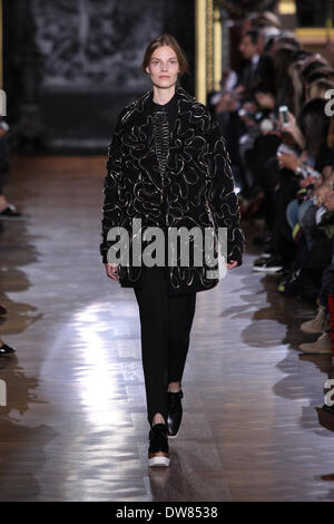 Parigi, Francia. 3 Mar 2014. Un modello indossa una creazione dal designer britannico Stella McCartney come parte del suo autunno/inverno 2014 /2015 collezione presentata durante la Parigi prêt à porter della settimana della moda di Parigi, Francia, 3 marzo 2014. Parigi prêt à porter sfilate di moda fino al 5 marzo 2014. Foto: Hendrik Ballhausen/dpa/Alamy Live News Foto Stock