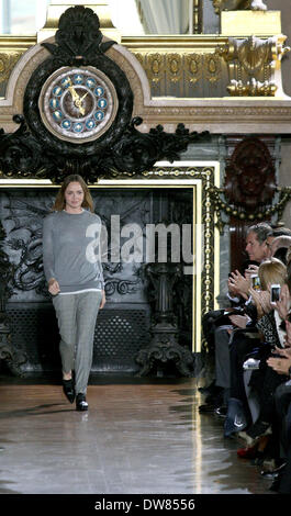 Parigi, Francia. 3 Mar 2014. Il designer britannico Stella McCartney presenta la sua collezione autunno/inverno 2014 /2015 raccolta durante la Parigi prêt à porter della settimana della moda di Parigi, Francia, 3 marzo 2014. Parigi prêt à porter sfilate di moda fino al 5 marzo 2014. Foto: Hendrik Ballhausen/dpa/Alamy Live News Foto Stock