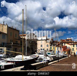 Lungomare di Martigues, Provenza, su una torbida ventoso in aprile Foto Stock