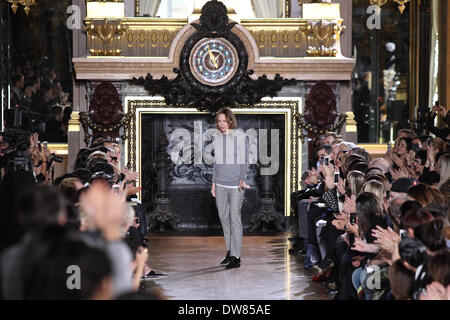 Parigi, Francia. 3 Mar 2014. Il designer britannico Stella McCartney presenta la sua collezione autunno/inverno 2014 /2015 raccolta durante la Parigi prêt à porter della settimana della moda di Parigi, Francia, 3 marzo 2014. Parigi prêt à porter sfilate di moda fino al 5 marzo 2014. Foto: Hendrik Ballhausen/dpa/Alamy Live News Foto Stock