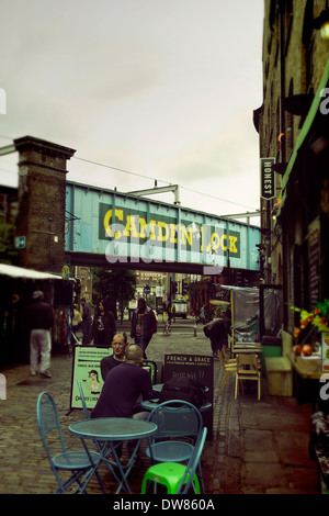 Persone bere e mangiare fuori a Camden Lock, a nord di Londra, Regno Unito. Foto Stock