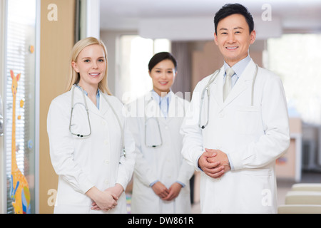 Certi medici in ospedale per bambini Foto Stock