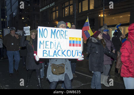 Toronto, Canada. 1 Mar 2014. Venezuela attuale della protesta pacifica, per difendere i suoi cittadini" (specificamente gli studenti) diritti umani che attualmente vengono violati dal governo illegittimo e a interrompere la corrente media blackout accadendo durante il suddetto proteste in Venezuela informando international media outlet. Credito: Nisarg Lakhamani/NurPhoto/ZUMAPRESS.com/Alamy Live News Foto Stock