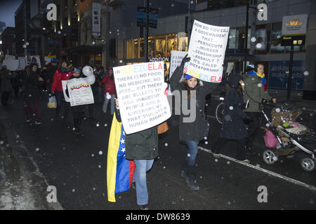 Toronto, Canada. 1 Mar 2014. Venezuela attuale della protesta pacifica, per difendere i suoi cittadini" (specificamente gli studenti) diritti umani che attualmente vengono violati dal governo illegittimo e a interrompere la corrente media blackout accadendo durante il suddetto proteste in Venezuela informando international media outlet. Credito: Nisarg Lakhamani/NurPhoto/ZUMAPRESS.com/Alamy Live News Foto Stock