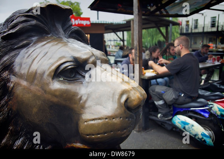 Persone mangiare a Camden Lock market, a nord di Londra, Regno Unito. Foto Stock