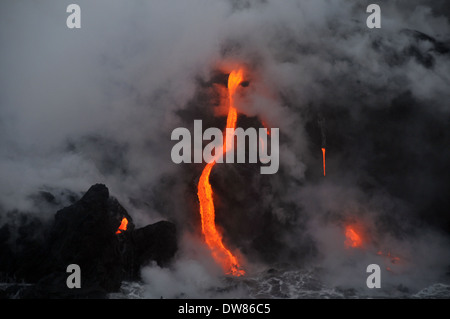 Lava dal vulcano Kilauea che fluisce nell'oceano, Parco Nazionale dei Vulcani delle Hawaii, Big Island, Hawaii, STATI UNITI D'AMERICA Foto Stock